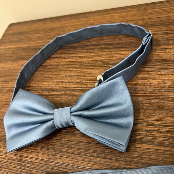 GUSLESON Bow Tie and Pocket Square Cufflink Set with Gift Box - Picture 2 of 4